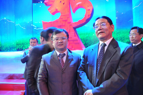 國家質(zhì)檢總局副局長劉平均在中央電視臺(tái)演播大廳 2012年3.15晚會(huì)直播現(xiàn)場與中國質(zhì)量檢驗(yàn)協(xié)會(huì)企業(yè)工作部副主任王劍合影留念。