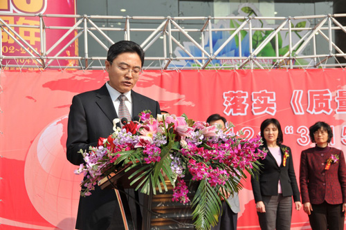 國家質(zhì)檢總局辦公廳副主任、中國質(zhì)量檢驗(yàn)協(xié)會(huì)副理事長劉洪生在活動(dòng)現(xiàn)場發(fā)布2012年皮鞋、衛(wèi)生巾兩類消費(fèi)品產(chǎn)品質(zhì)量國家監(jiān)督抽查結(jié)果和2011年汽車產(chǎn)品缺陷信息投訴基本情況。