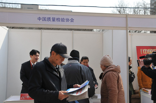中國質(zhì)量檢驗(yàn)協(xié)會(huì)企業(yè)工作部主任楊曉東在2012年3.15咨詢服務(wù)活動(dòng)現(xiàn)場向消費(fèi)者介紹中國質(zhì)量檢驗(yàn)協(xié)會(huì)編印的宣傳資料。